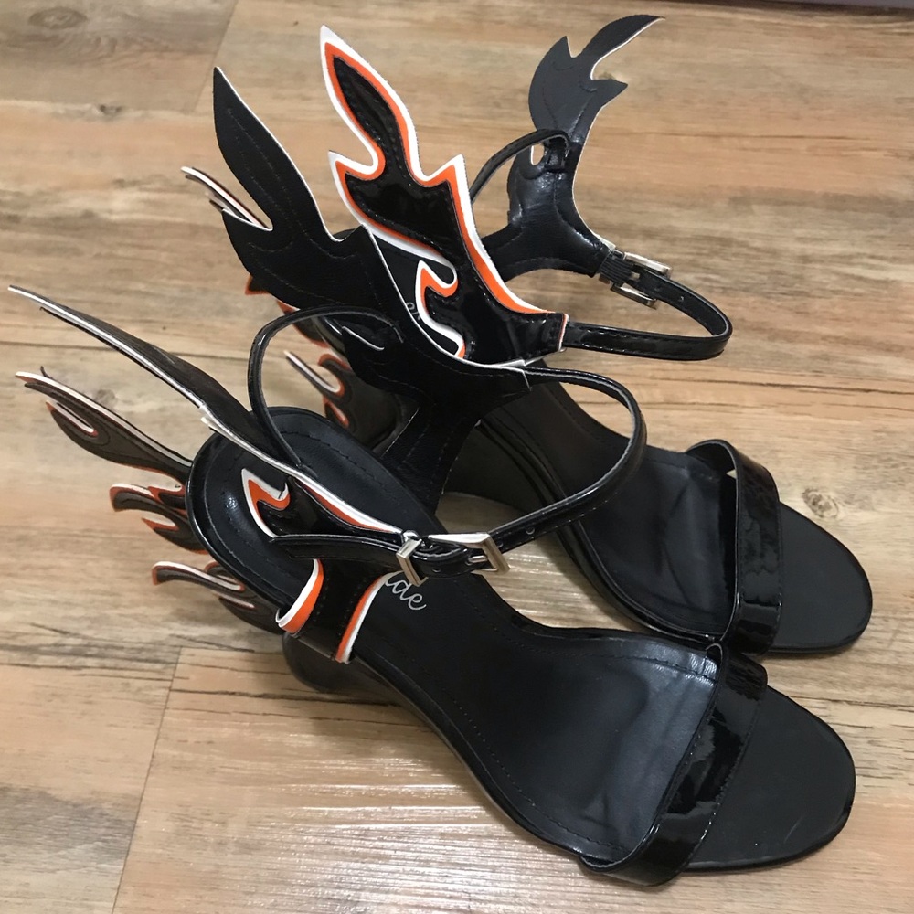 Women’s size 7 flame shoes